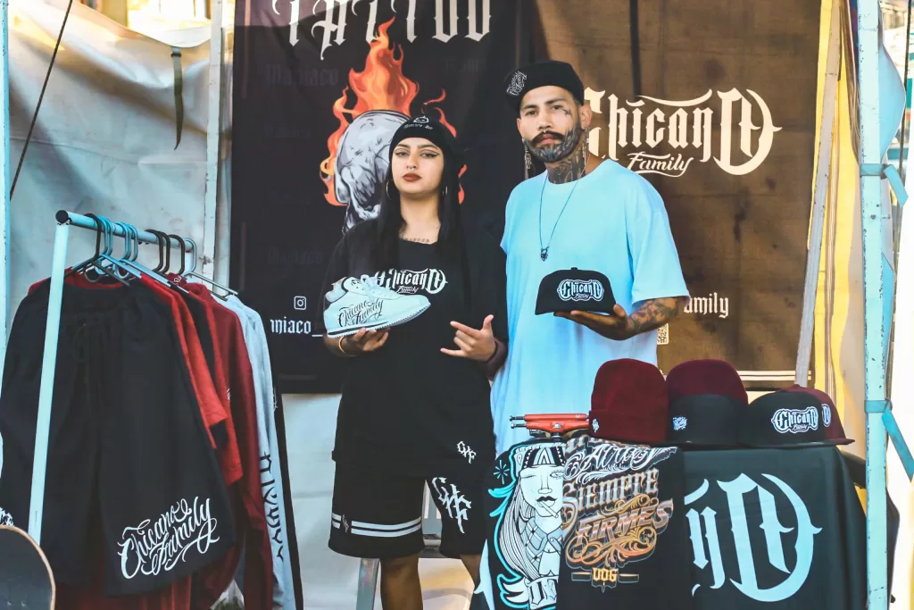 Chicano Family en la zona de emprendimientos del Festival Hip Hop Usme 2023. Foto: Sebastián Vargas - Cristopher Andrés - Boreal Productions.