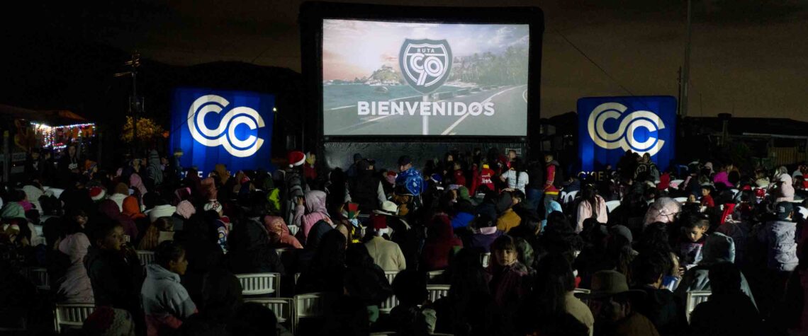 Con regalos y crispetas en Usme, así fue la noche de cine en la vereda La Requilina